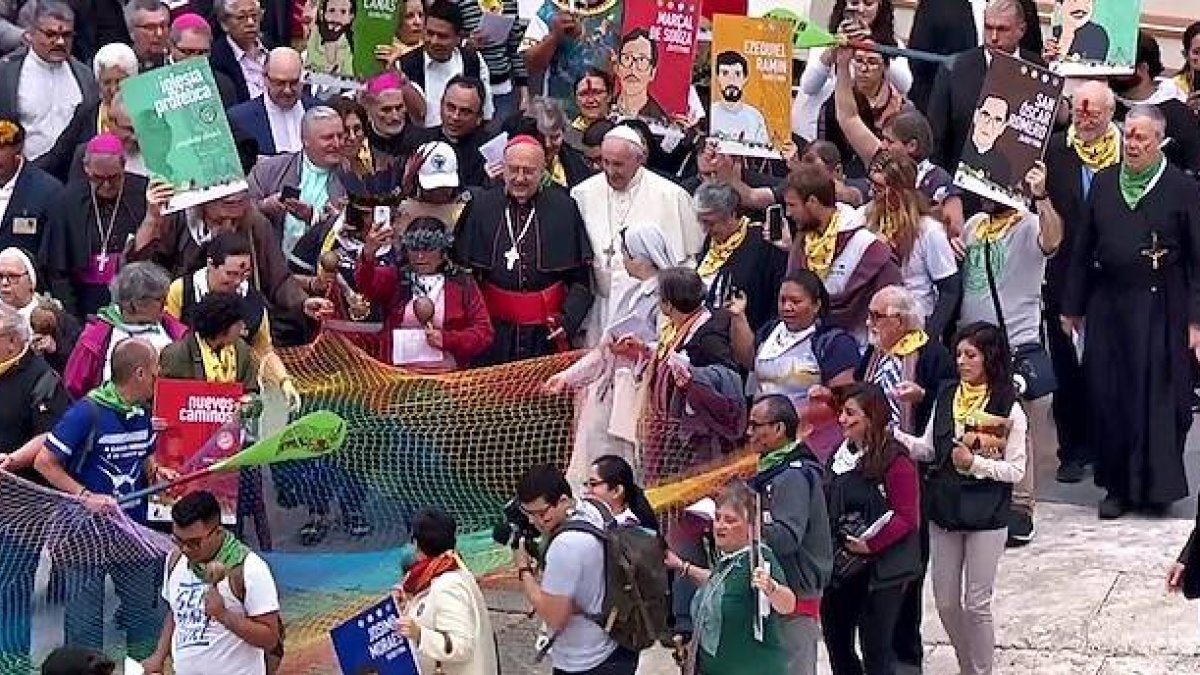 Francisco, junto a padres sinodales y miembros de grupos indigenistas.