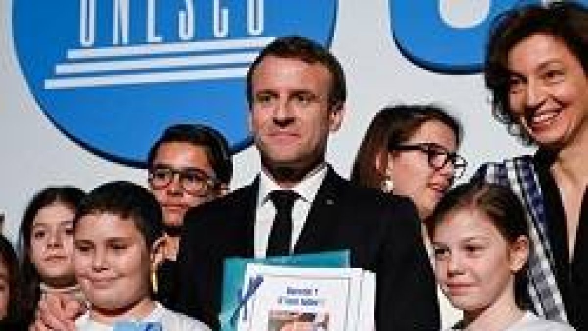 Macron y la directora general de la Unesco, Audrey Azoulay, durante la celebración del 30 aniversario de la Convención de los derechos de la Infancia