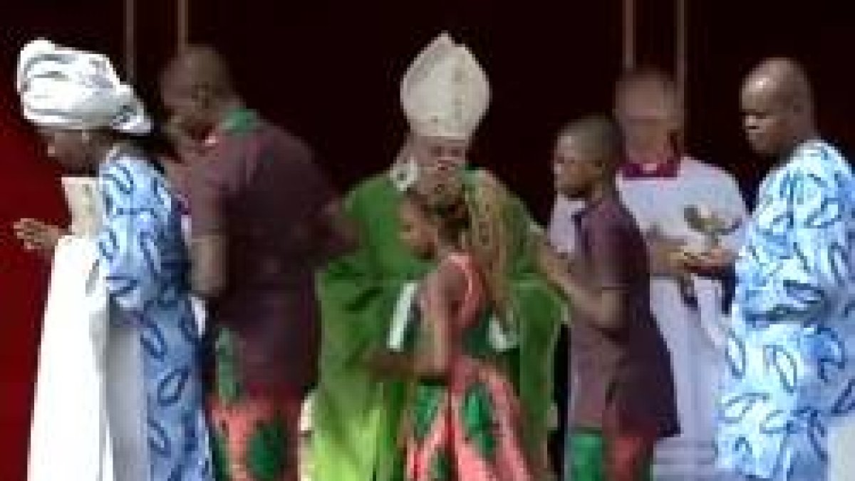 Momento de las ofrendas en esta misa del Día de los Migrantes y Refugiados en la Plaza de San Pedro