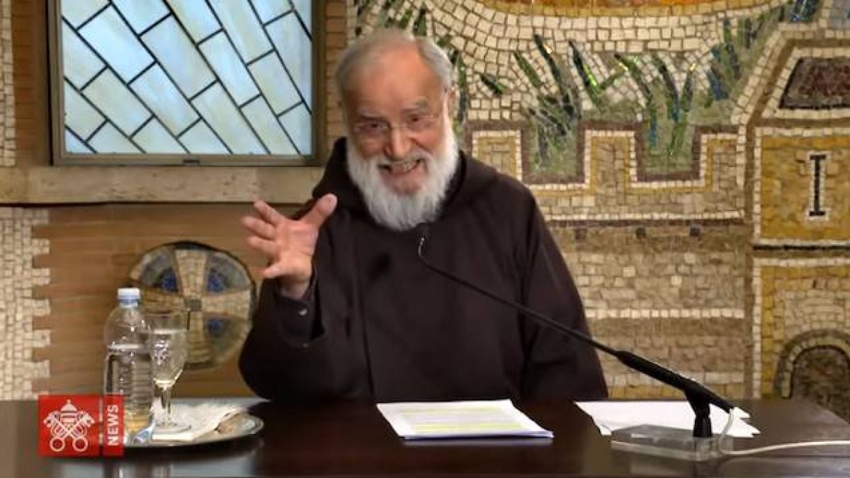 El padre Cantalamessa no pudo hacer personalmente la predicación, por las limitaciones del coronavirus a las reuniones públicas, incluso en el seno del Vaticano. Fue difundida por vídeo.