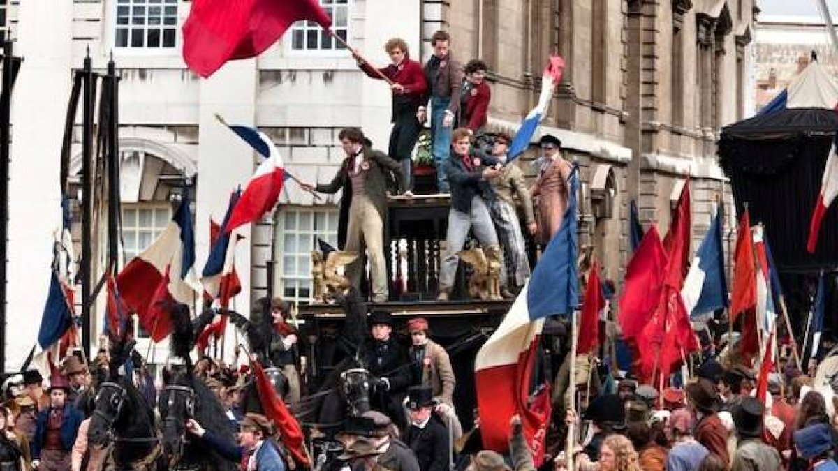 Una escena del musical «Los Miserables» (2012), de Tom Hooper, basado en la novela del mismo nombre publicada en 1862 por Víctor Hugo, que refleja la perspectiva de los revolucionarios franceses de mediados del siglo XIX.
