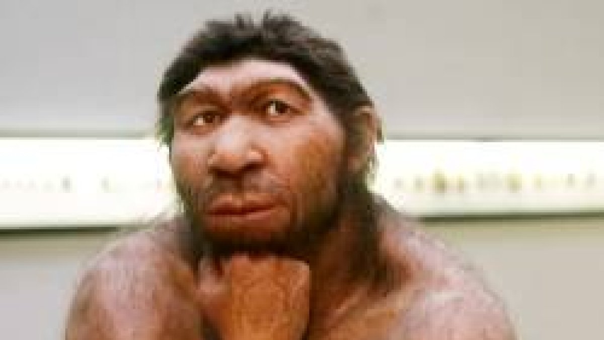 Un hombre primitivo reflexiona, en una recreación del Museo de la Prehistoria de Halle... ¿se parecería Adán a él? ¿Pensaría en Dios y la vida eterna?