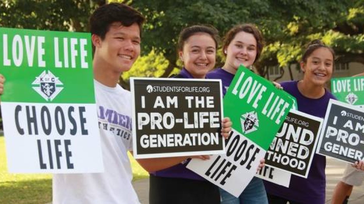 Jóvenes provida de Hawaii con carteles a favor de la vida