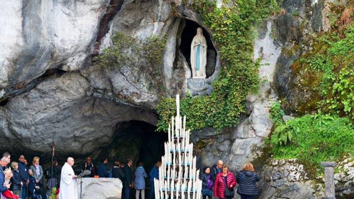 La gruta de Massabielle, en Lourdes, tiene un algo especial
