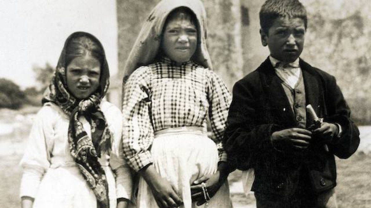Los hermanos Jacinta y Francisco Marto fueron beatificados en el año 2000 en presencia de su prima, Sor Lucia (en el centro). Francisco les canonizó en 2017. El proceso de beatificación de Sor Lucia también está en curso.
