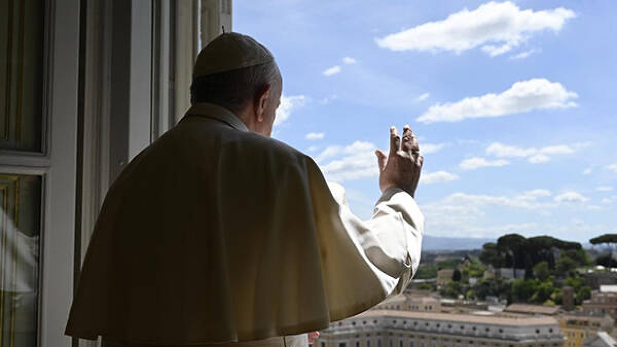 El Papa se asoma desde la ventana del Palacio Apostólico, después de haber rezado a la Virgen desde la Biblioteca