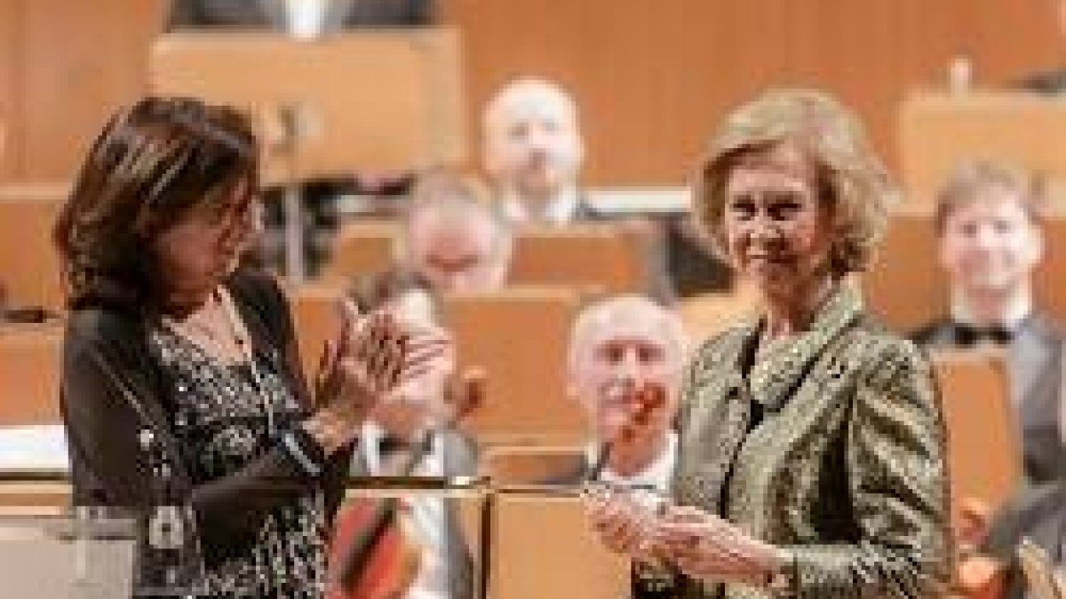 La Reina Sofía recibió el galardón de manos de Clara Pardo, presidenta de Manos Unidas / EFE