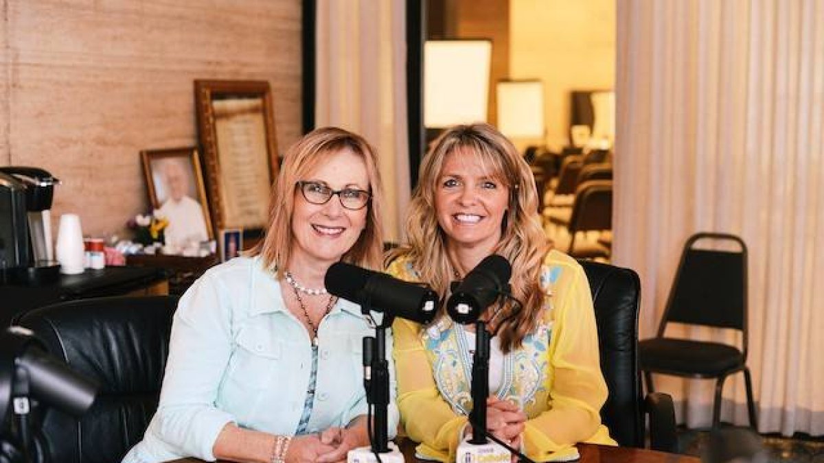 Julie Nelson (izquierda de la foto) y Chris Magruder conducen el programa Catholic Women Now en Iowa Catholic Radio. Aquí nació la idea de expresar en un vídeo qué es la misa.