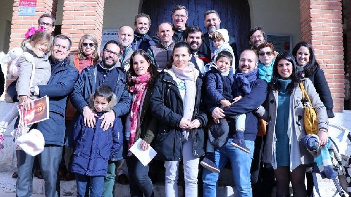 Foto tras la consagración del equipo que forma ReL, junto a sus familias, y algunos colaboradores y patronos