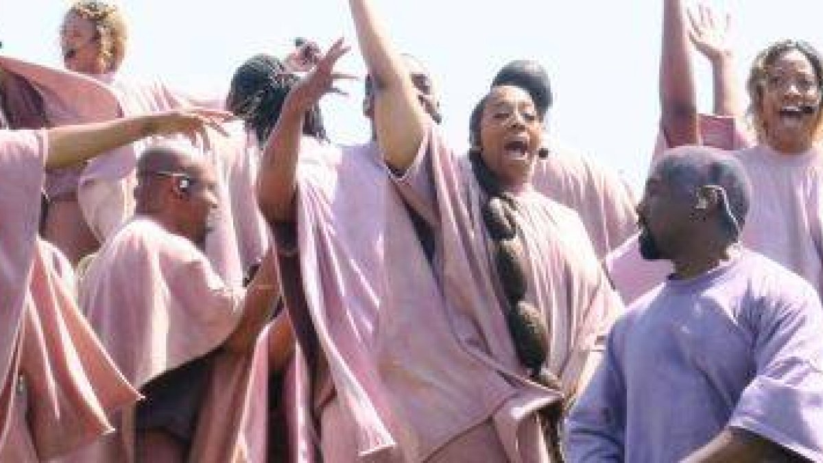 Kanye West con su coro, en uno de los encuentros de oración cantada al aire libre... el disco va a acompañar a una película musical con esos materiales
