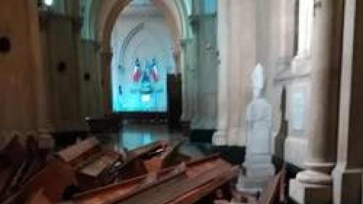Así quedó la catedral de Valparaíso tras el asalto de los violentos