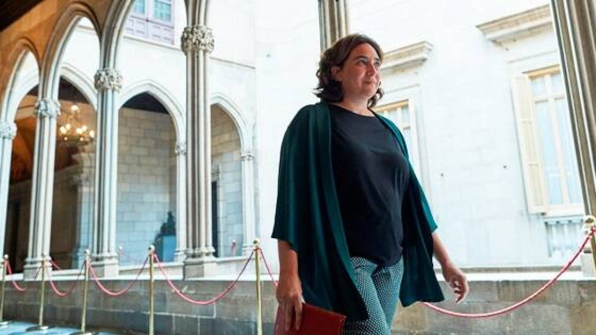 Ada Colau, alcaldesa de Barcelona con un 20 por ciento de los votos, lleva 5 años insistiendo en vaciar y ocultar las simbologías cristianas de la ciudad