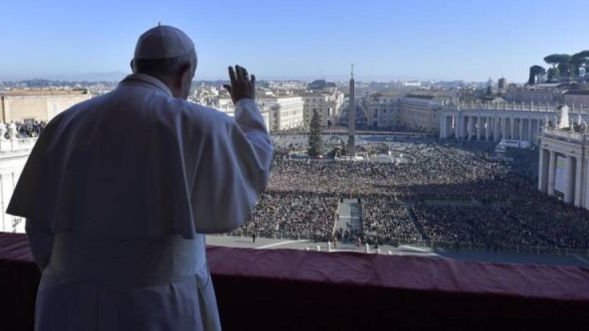 El Papa salió al balcón de la basílica vaticana para realizar en Navidad la bendición Urbi et Orbi