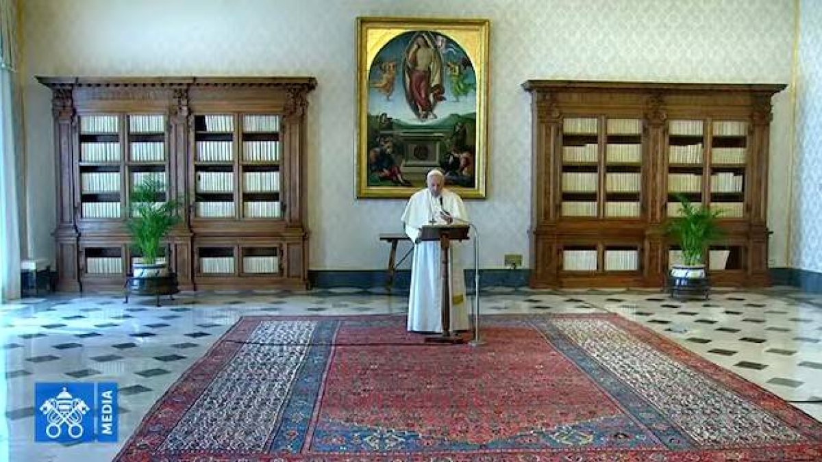 Los Angelus serán muy distintos durante el periodo de cuarentena por el coronavirus: la soledad de una sala sustituye a la concurrida Plaza de San Pedro.