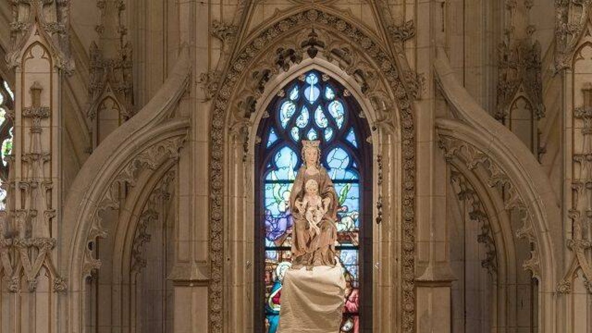 Imagen milagrosa de la Virgen y el Niño en la Basílica de Cléry-Saint-André, diócesis de Orleans - se cumplen 350 años de su milagro con notario y 41 testigos