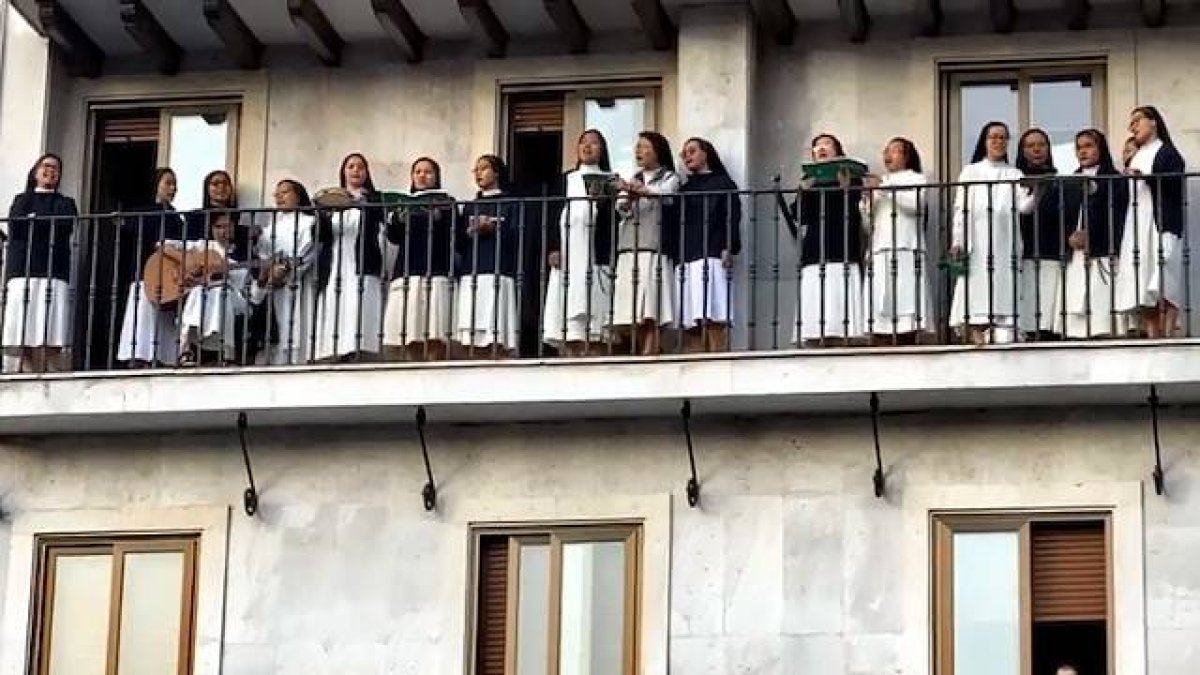 Un momento de la «actuación» de las religiosas para sus vecinos.