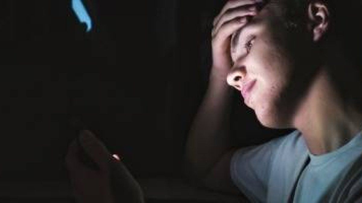 El móvil y otras pantallas hacen muy fácil el acceso al porno, que es dañino y perjudicial a varios niveles y puede y debe limitarse