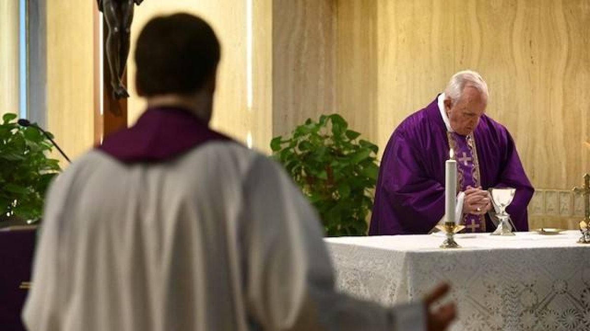 El capítulo 9 del Evangelio de San Juan cuenta la curación del ciego de nacimiento. El Papa invitó con insistencia a leerlo.