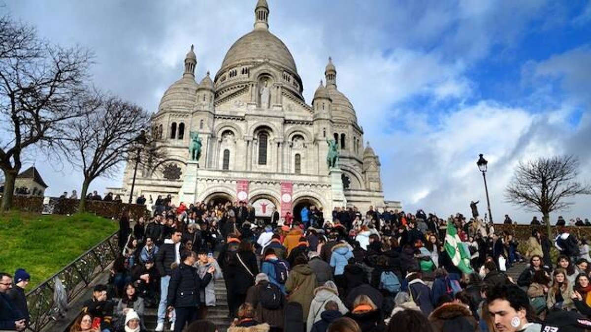 Peregrinos ante la basílica del Sacre Coeur, en Montmartre. Foto: Archidiócesis de París.
