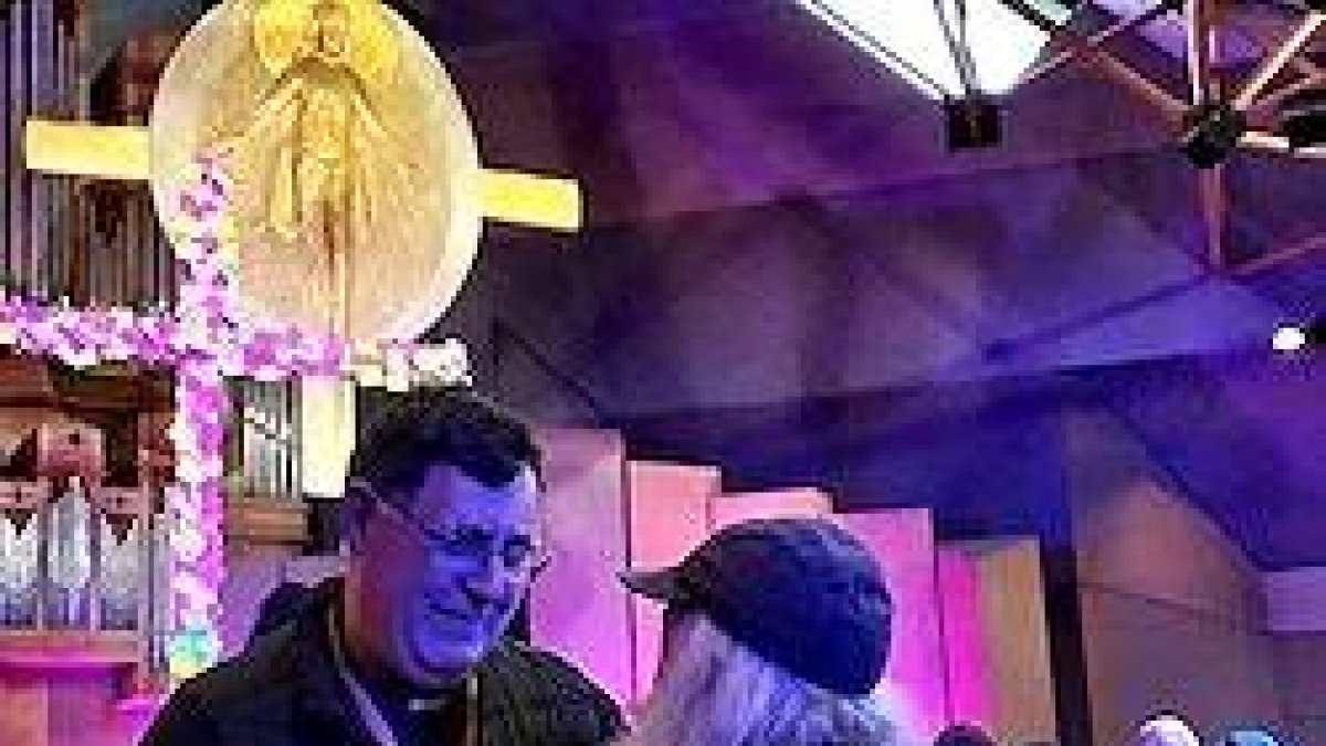 El sacerdote Álvaro Cárdenas conversa con un sin techo durante la reciente Jornada Mundial de los Pobres celebrada en Lourdes. Hogares Lázaro no solo ofrece ayuda material, sino que crea un hogar de convivencia con voluntarios en torno al Santísimo.