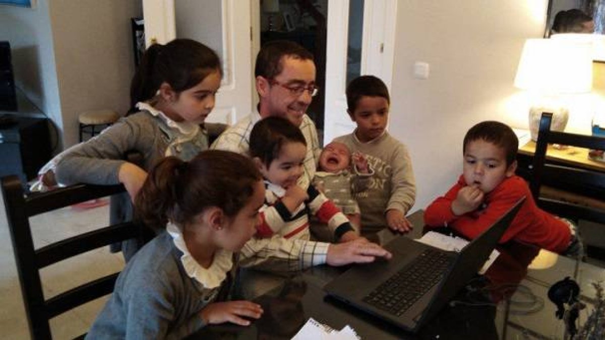 Juan Luis, con sus seis hijos. Así es el día a día en el confinamiento para los teletrabajadores que tienen familias numerosas / Fotos- Familia Vázquez Quilez