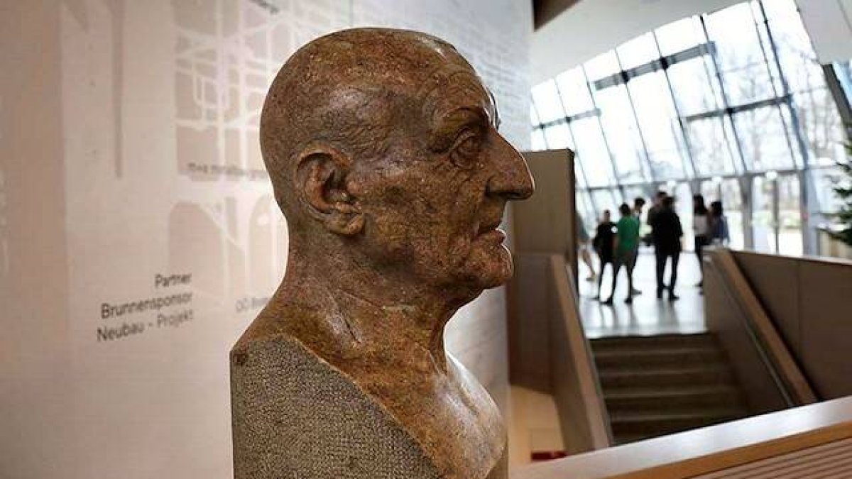 Busto de Anton Bruckner en la entrada de la Universidad que lleva su nombre en Linz (Austria).