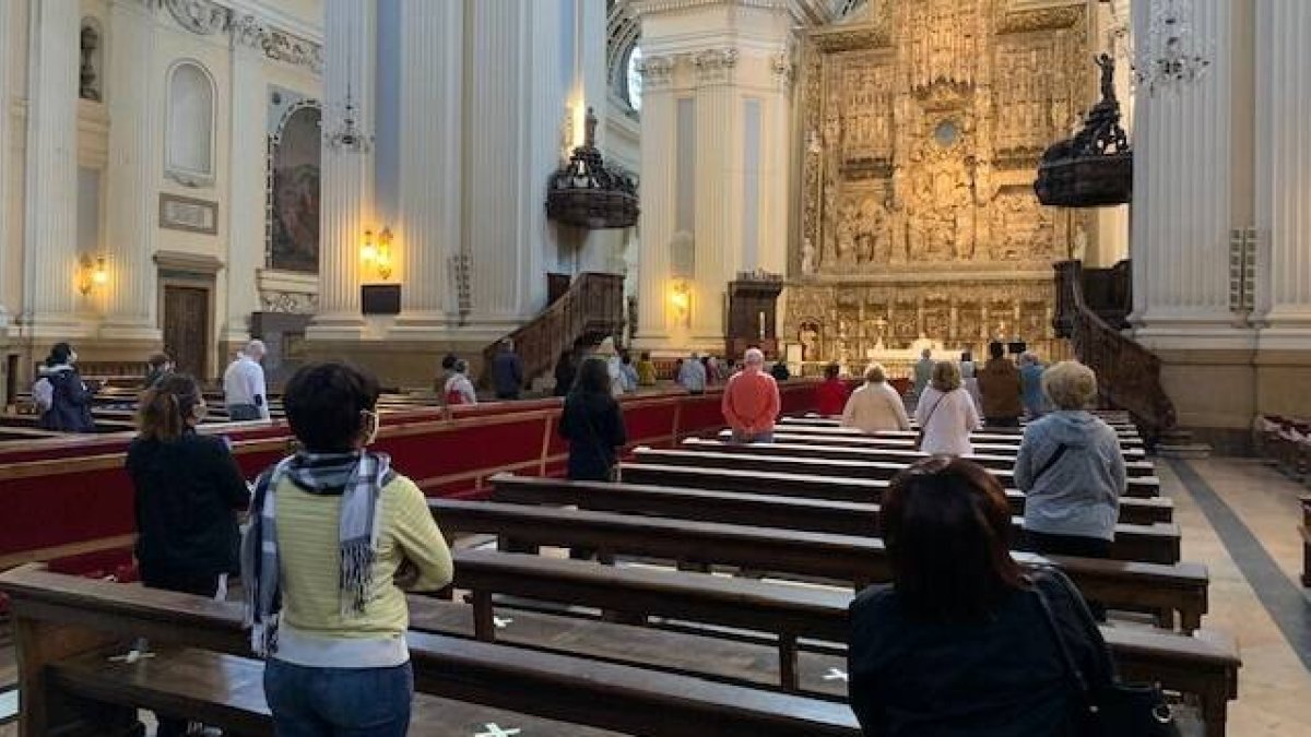 Cientos de personas participaron en las distintas misas celebradas en la basílica del Pilar este lunes / Iglesia en Aragón