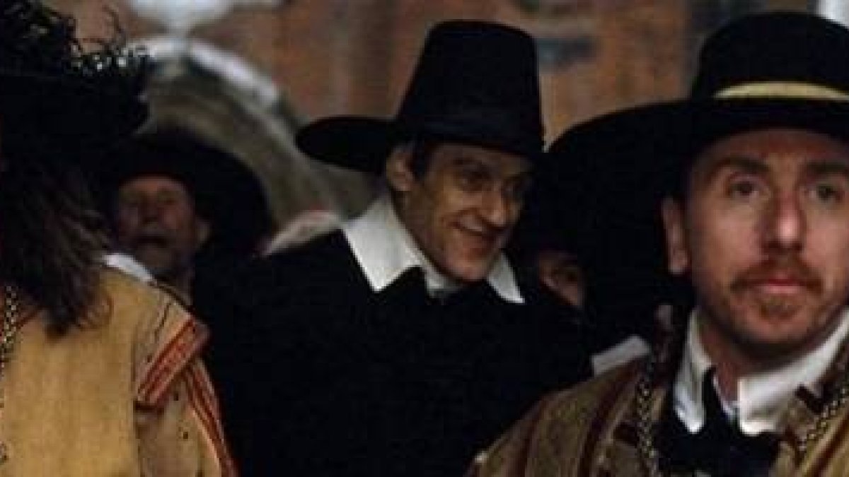 A la derecha, Tim Roth interpreta a Cromwell en Matar a un rey, película de 2003; que los ingleses mataran a su rey impactó a toda Europa