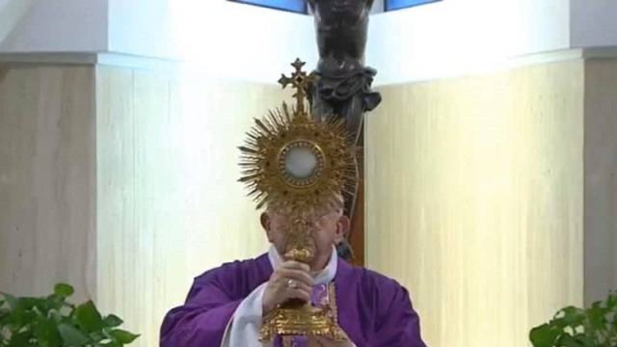 El papa Francisco finalizó la misa con una oración de comunión espiritual