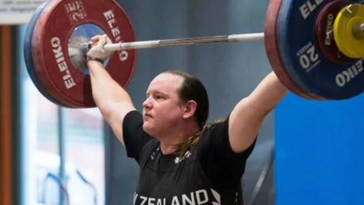 Laurel Hubbard levanta pesas... con sus huesos masculinos, sus pulmones masculinos, su corazón masculino, y un ligero recorte de testosterona