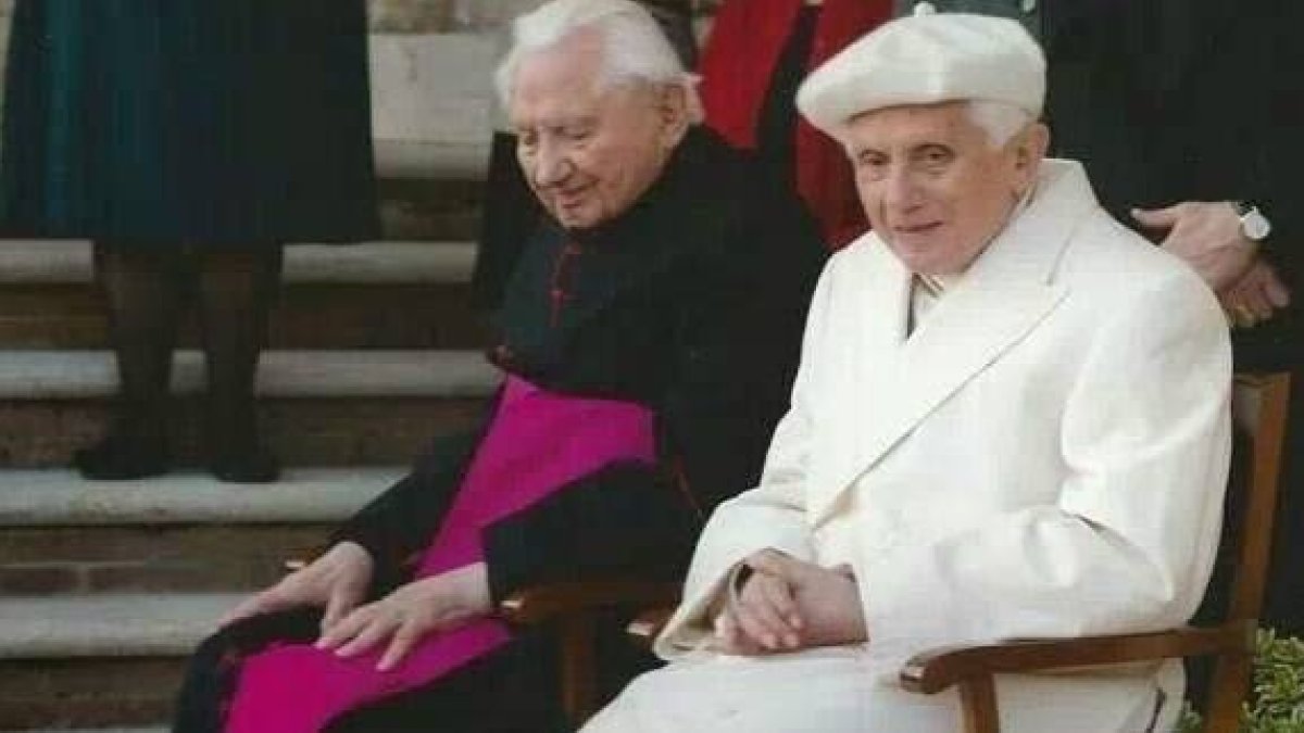Georg Ratzinger con su hermano el Papa Benedicto XVI - Georg, 4 años mayor, ha muerto con 96 años