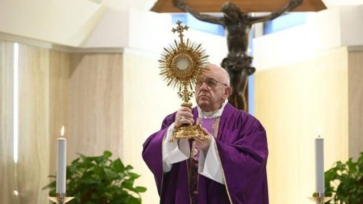 En sus misas en Santa Marta durante esta cuarentena, el Papa suele finalizar realizando una bendición solemne con el Santísimo