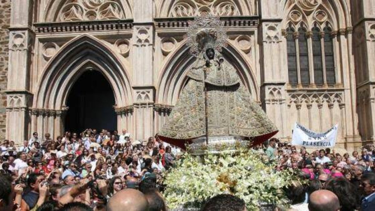 En la foto, un encuentro con la Virgen de Guadalupe, patrona de Extremadura, antes de la pandemia de coronavirus