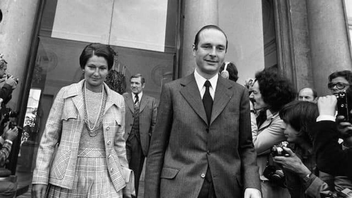 Jacques Chirac, primer ministro con Valéry Giscard d'Estaing, sale del Palacio del Elíseo en 1974 junto a su ministra de Salud, Simone Veil: el trío que introdujo el aborto en Francia. Foto: AFP.