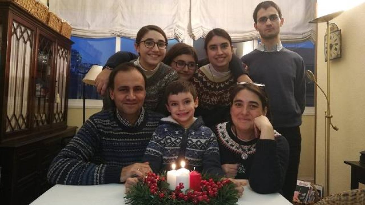 Guillermo y Pilar, con sus cinco hijos durante el pasado Adviento.