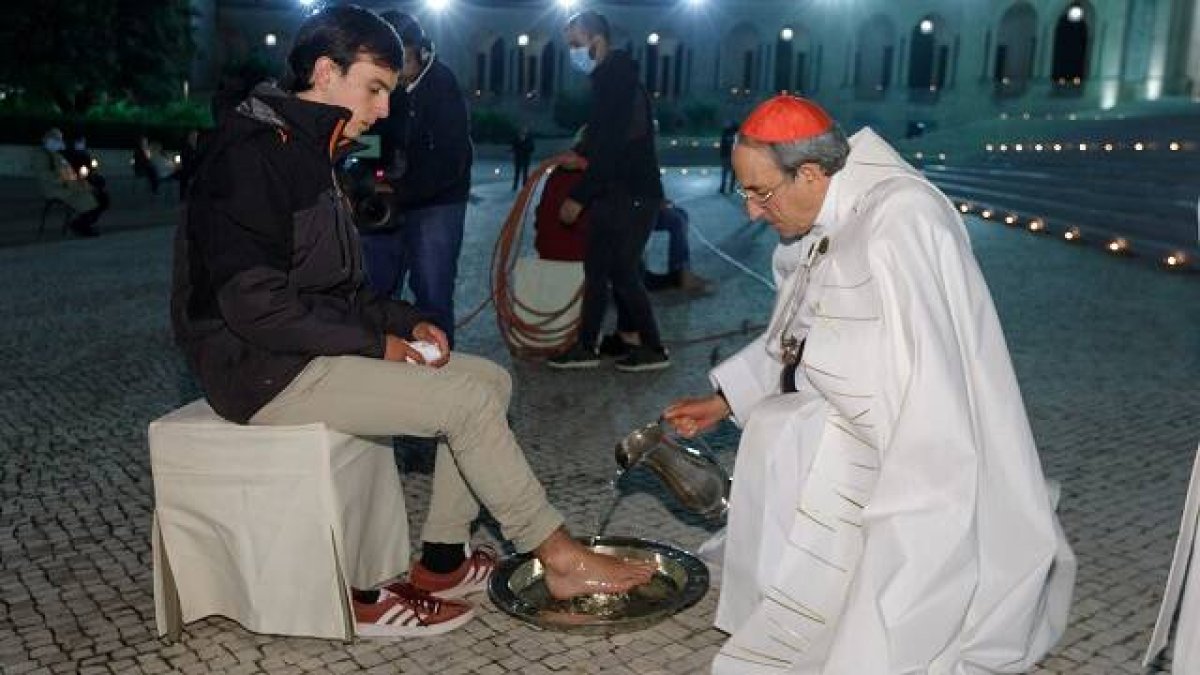 El cardenal Marto lavó los pies a tres peregrinos en representación de los miles que no pudieron acudir a Fátima / Santuario de Fátima
