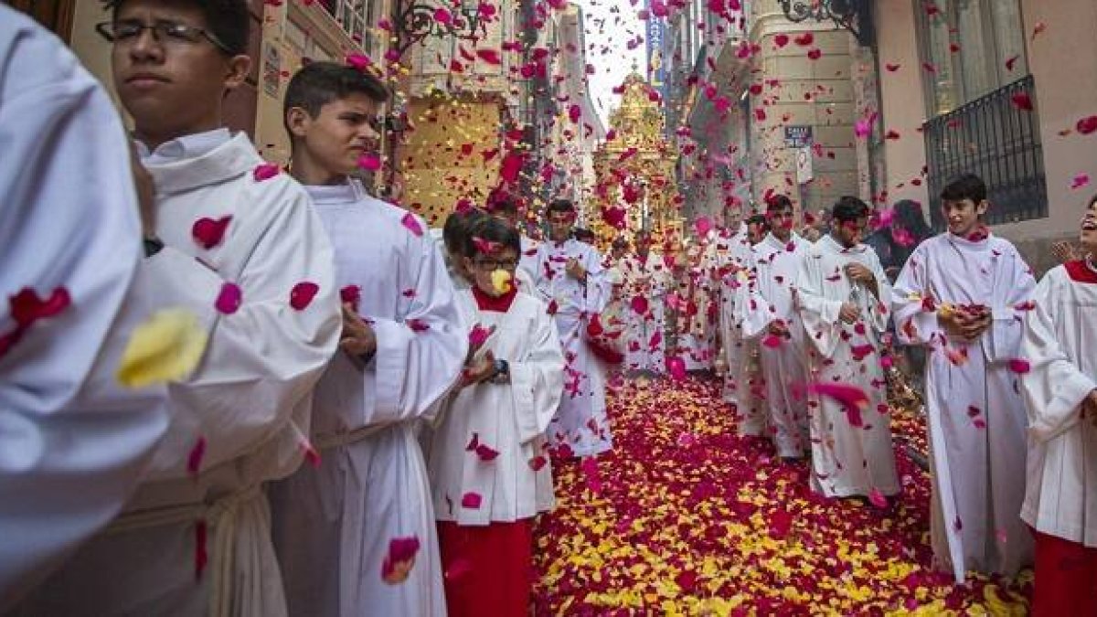En 2020 no se verán estas escenas multitudinarias en las calles - en este caso del Coirpus Christi de 2019 en Valencia