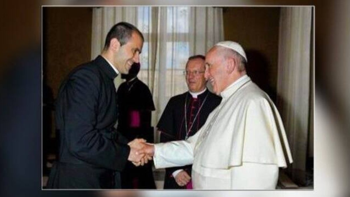 Fabio Salerno, italiano que ha trabajado en Indonesia y Estrasburgo, es el nuevo secretario del Papa -aquí se le ve saludando al Pontífice