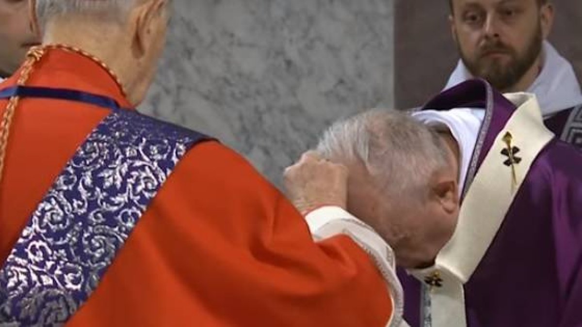 El Papa Francisco también recibió la imposición de cenizas en este inicio de Cuaresma