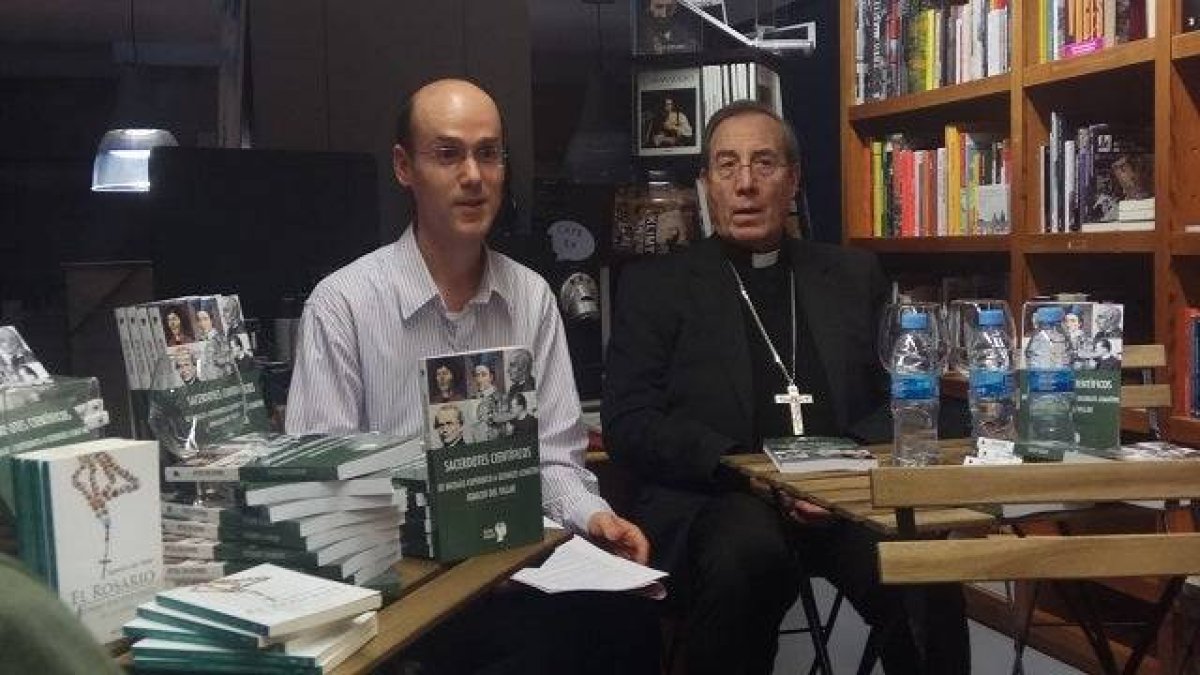Monseñor Francisco Pérez, arzobispo de Pamplona, acompañó al doctor ingeniero Ignacio del Villar en la presentación de «Sacerdotes y científicos».
