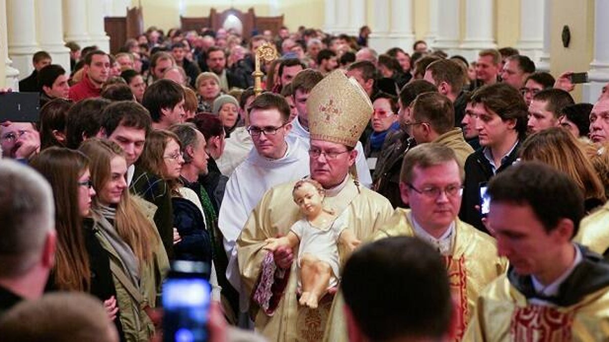 En esta foto navideña, fray Nikolay Dubinin -revestido, con gafas, precede al arzobispo Pezzi, a quien ayudará como obispo auxiliar
