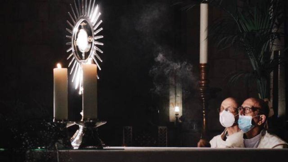 Adoración en Santa María del Mar, Barcelona, después del Corpus, con mascarillas, el cardenal Omella y turnos toda la noche