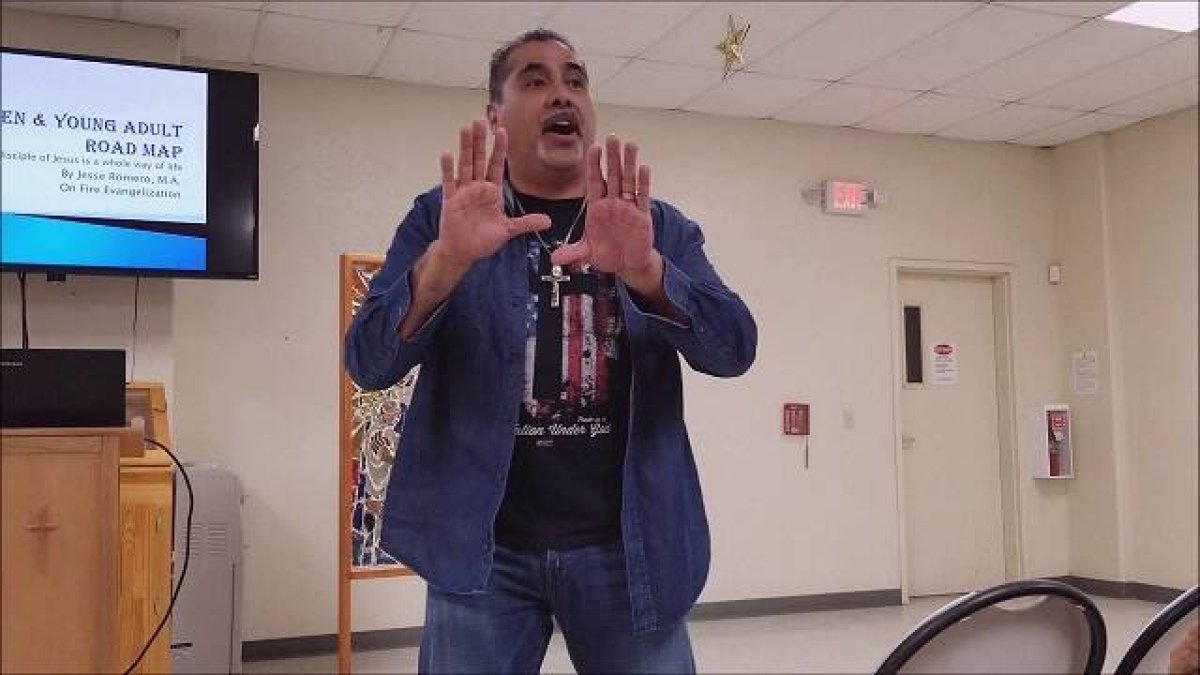 Jesse Romero, ahora predicador católico, fue sheriff en el pasado.