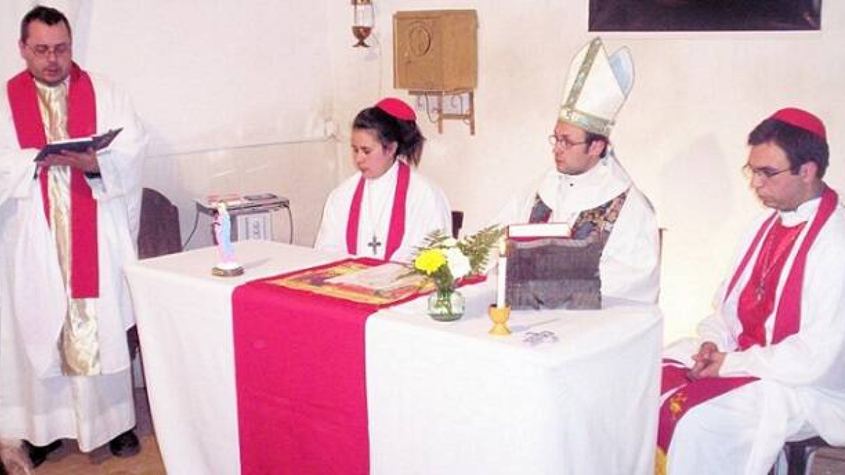 En muchos países hispanos, algunos se visten de obispos y crean su iglesia alternativa