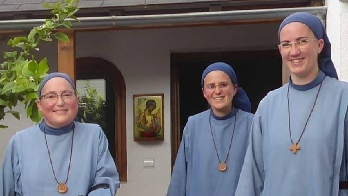 La hermana Fátima, en el centro de la imagen junto a dos hermanas de la Comunidad del Cordero en Granada / Archidiócesis de Granada