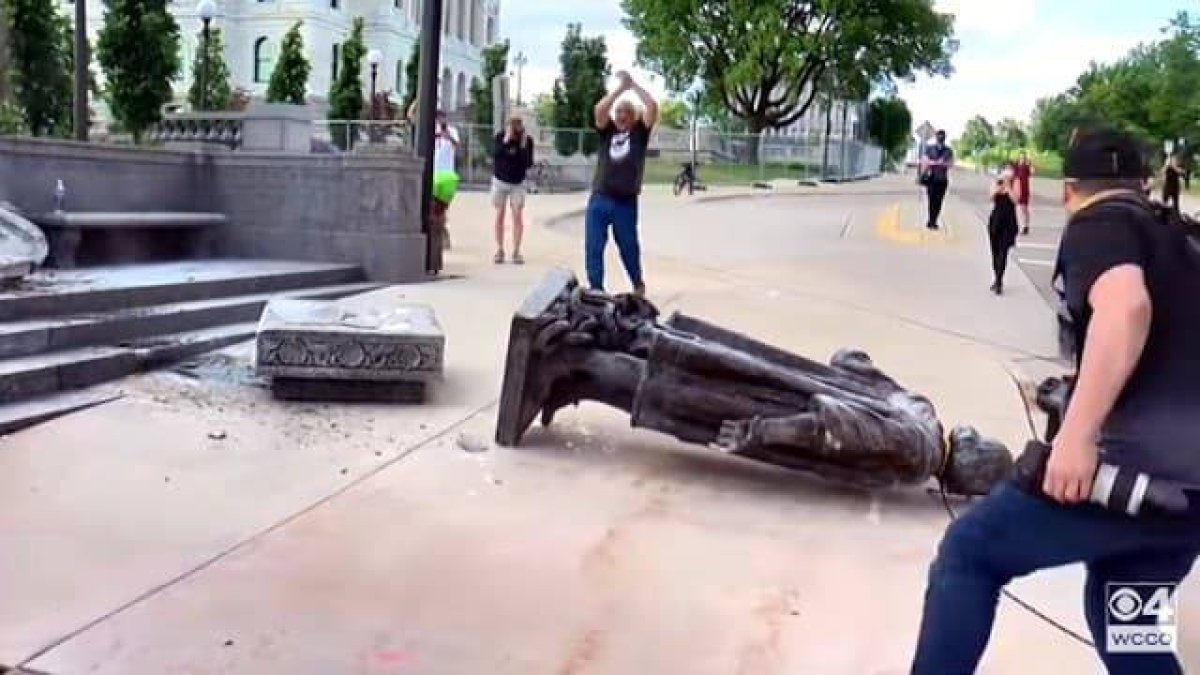 Las estatuas de Cristóbal Colón han sido objeto prioritario del vandalismo de Black Lives Matter en todo Estados Unidos, animado por la pasividad de las instituciones controladas por el Partido Demócrata. En la imagen, la del Capitolio de Minnesota.
