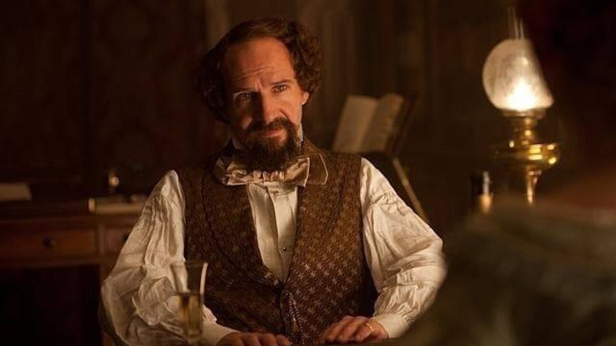 Charles Dickens interpretado por Ralph Fiennes en «La Mujer Invisible» (2013), dirigida por él mismo.