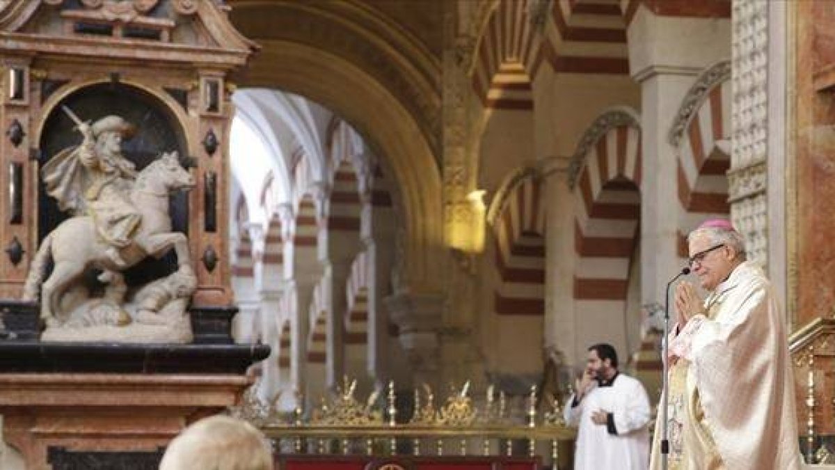 El obispo Demetrio en la catedral de Córdoba, con sus inconfundibles arcos de herradura