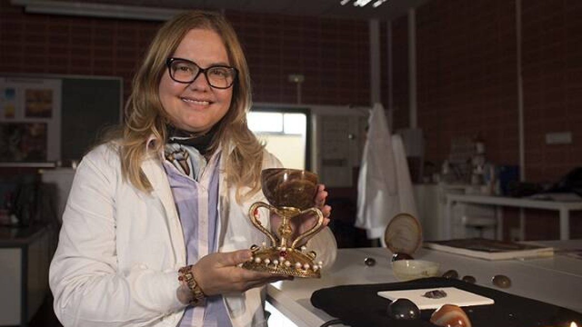 Ana Mafé, doctora en Historia del Arte, posa con una réplica del Santo Cáliz de Valencia