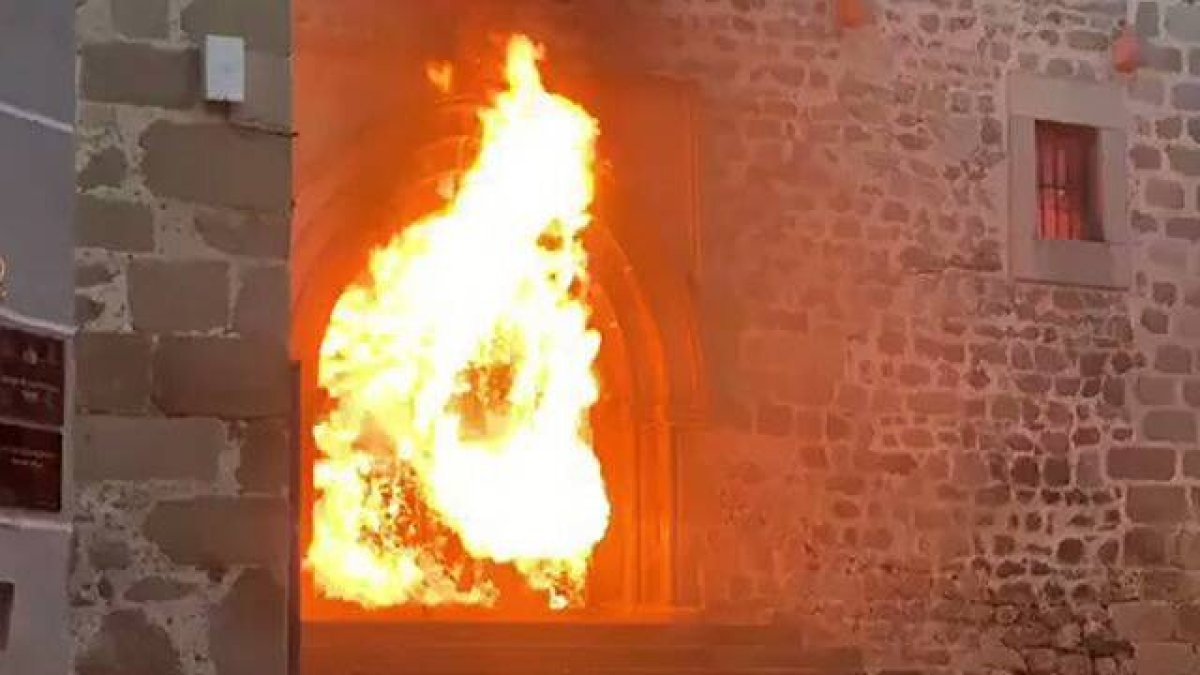 El incendio en la iglesia de San Martín se produjo el domingo por la noche.
